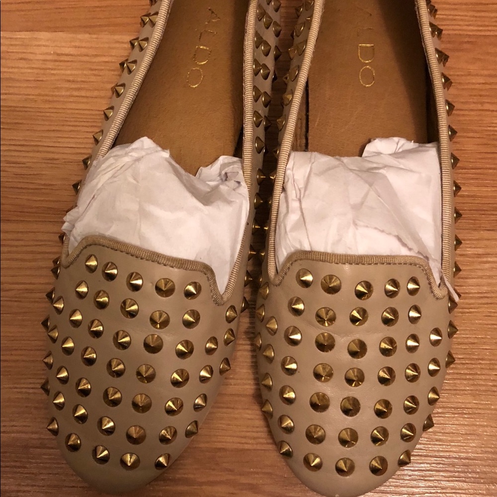 Aldo Beige Spiked Flats Loafers size 6 womens